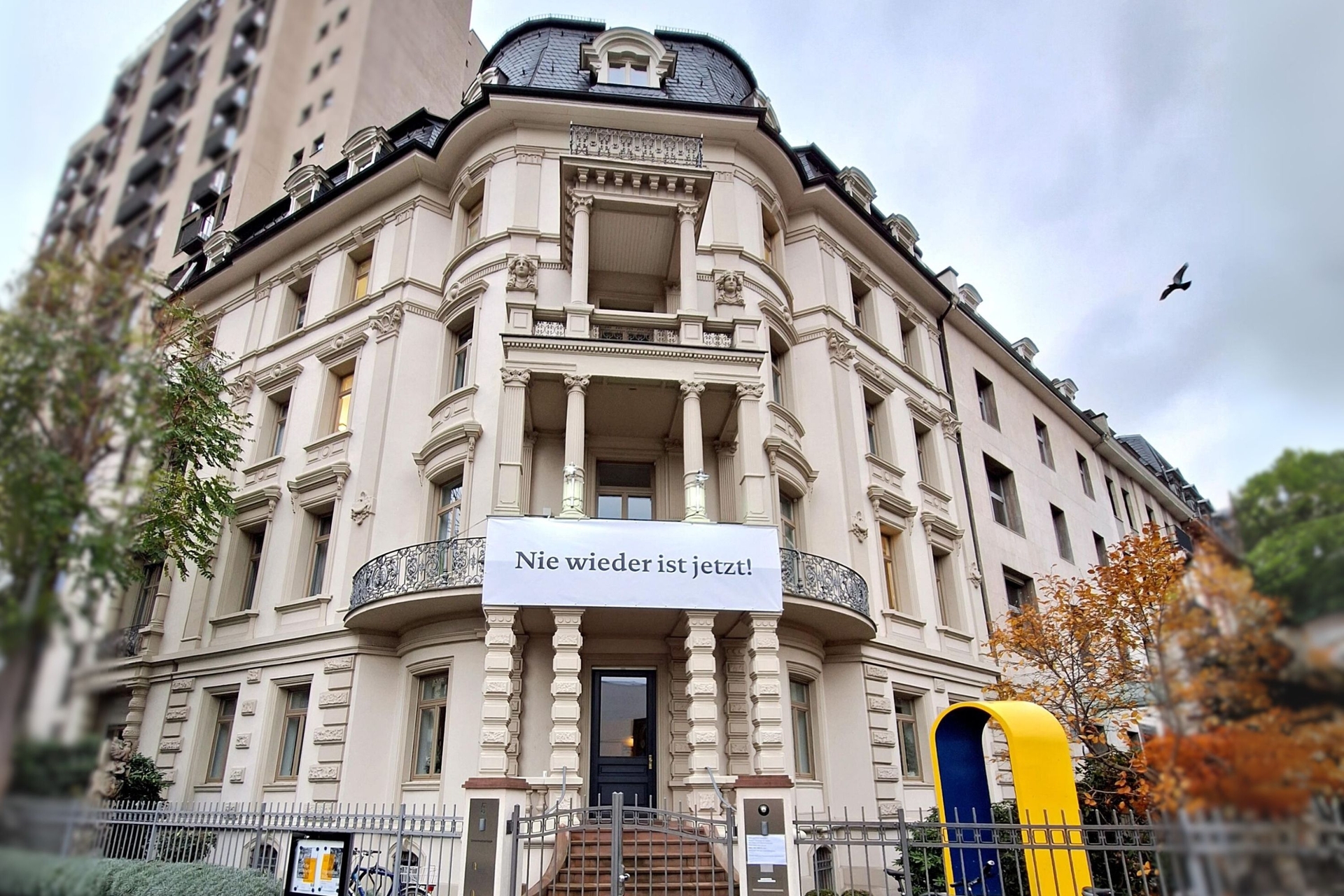 Das Polytechniker-Haus mit Fassadenbanner "Nie wieder ist jetzt!".