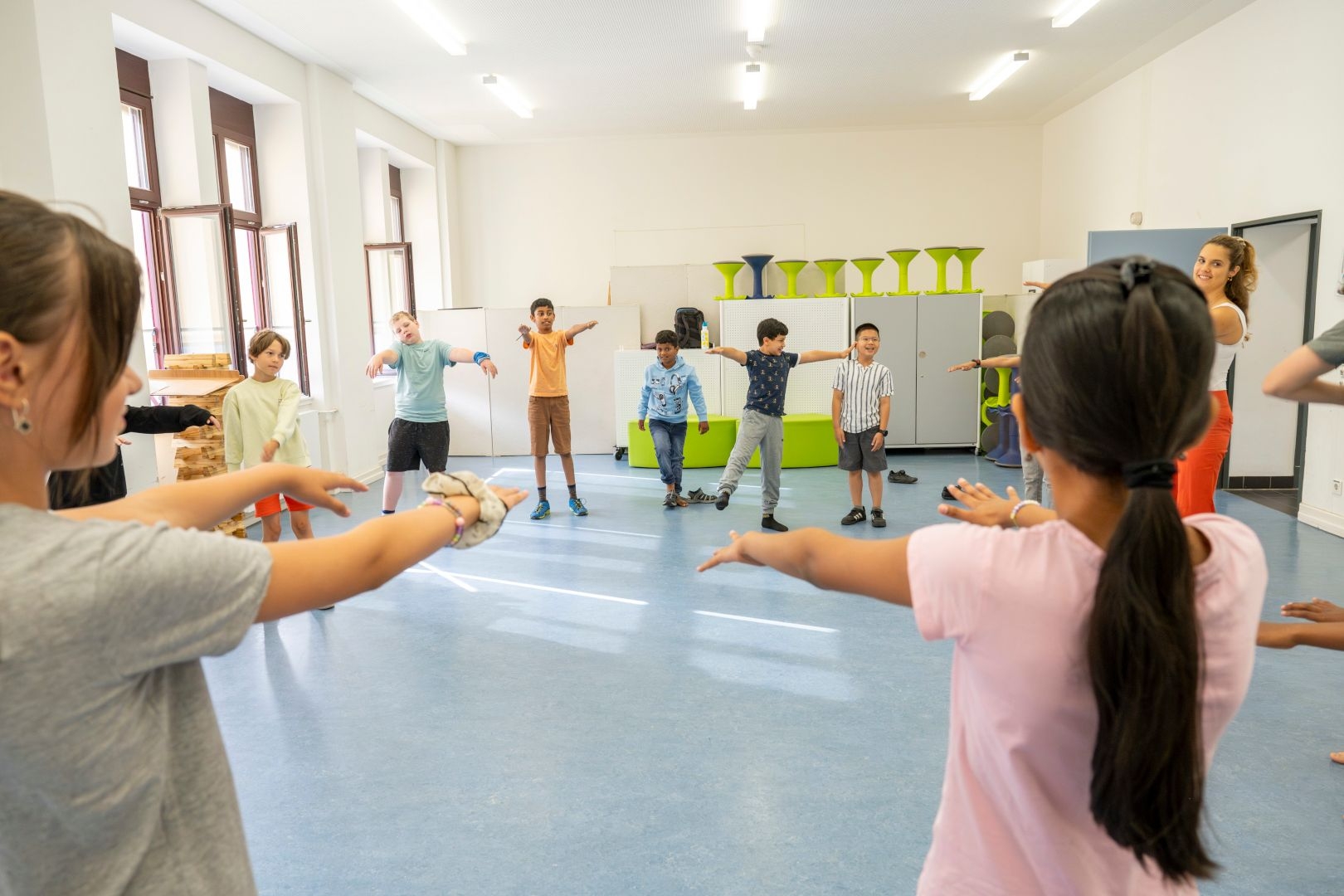 Kinder spielen im Kreis.