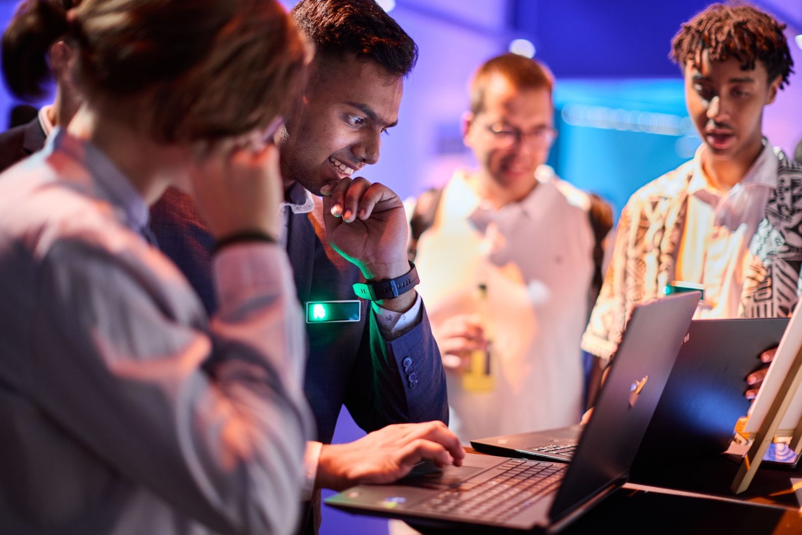 Zwei Jungs aus dem Digitechnikum tüfteln am Computer.