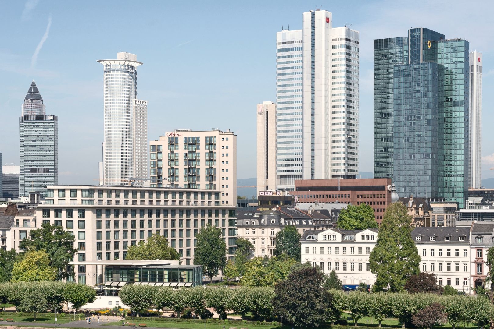 Das Polytechnikerhaus in der Skyline von Frankfurt am Main.