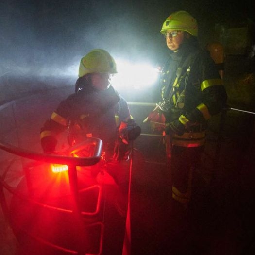 Zwei Feuerwehrleute.