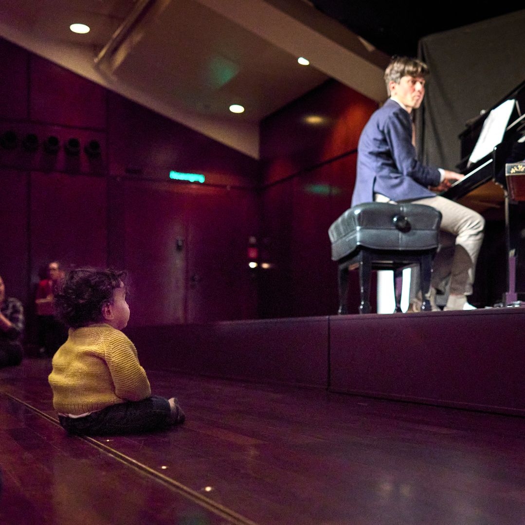 Ein Baby beim Entdecker-Konzert in der Alten Oper.