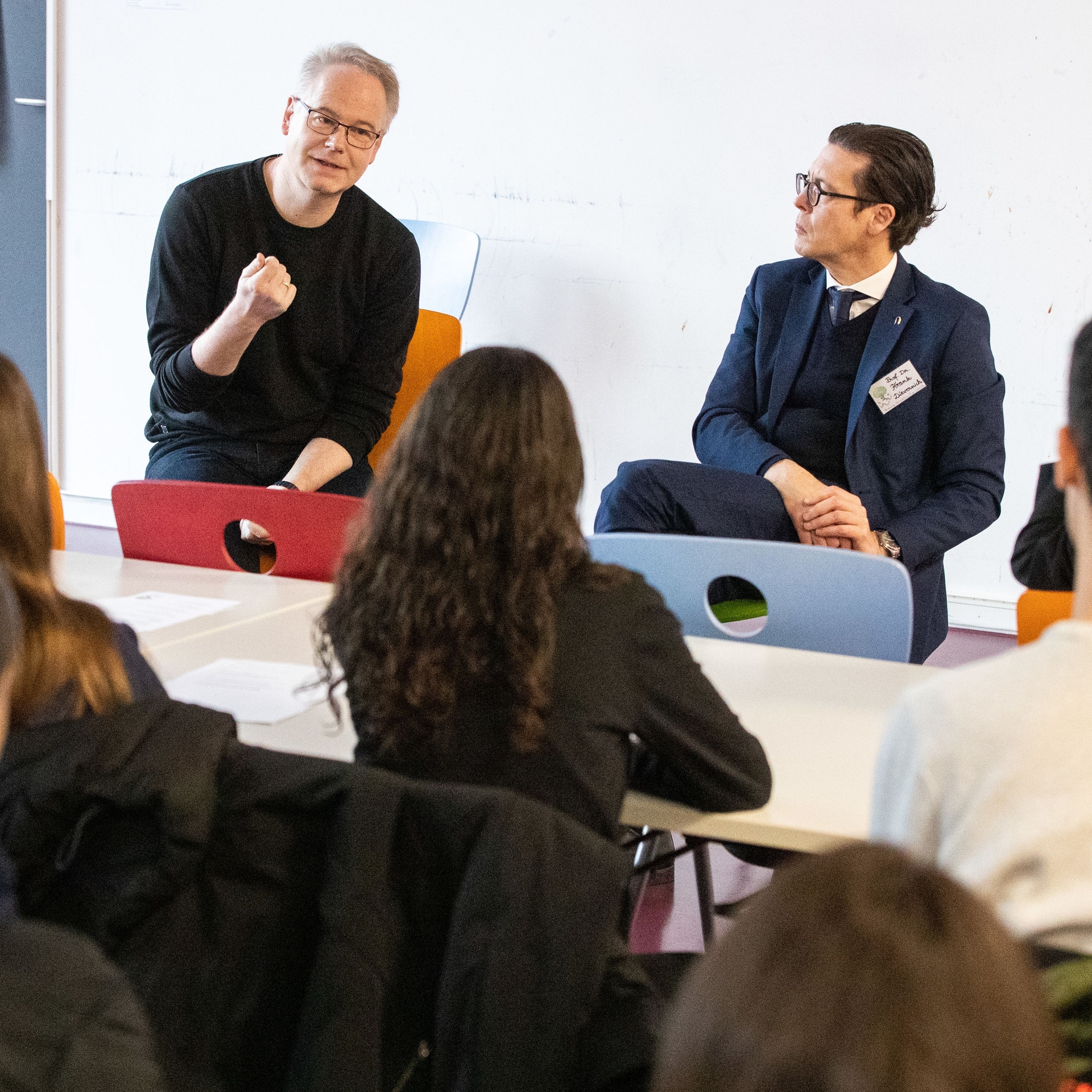 Im Programm Meine Zeitung stellten sich Carsten Knop, Herausgeber der FAZ, sowie der Vorstandsvorsitzende der Stiftung Polytechnische Gesellschaft Prof. Dr. Frank E.P. Dievernich den Fragen der Schülerinnen und Schüler.