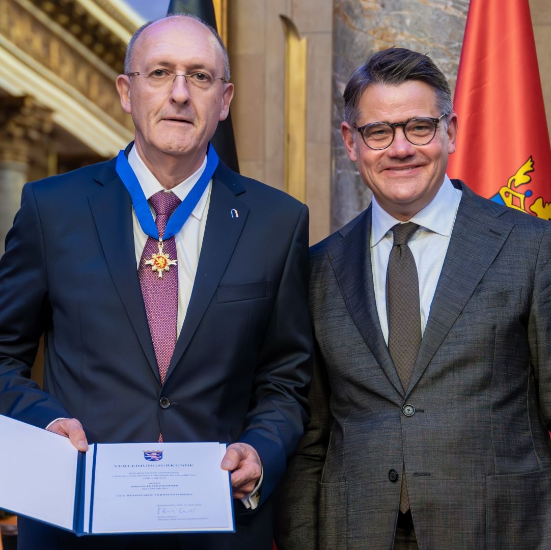 Johann-Peter Krommer und Ministerpräsident Boris Rhein. ©Hessische Staatskanzlei
