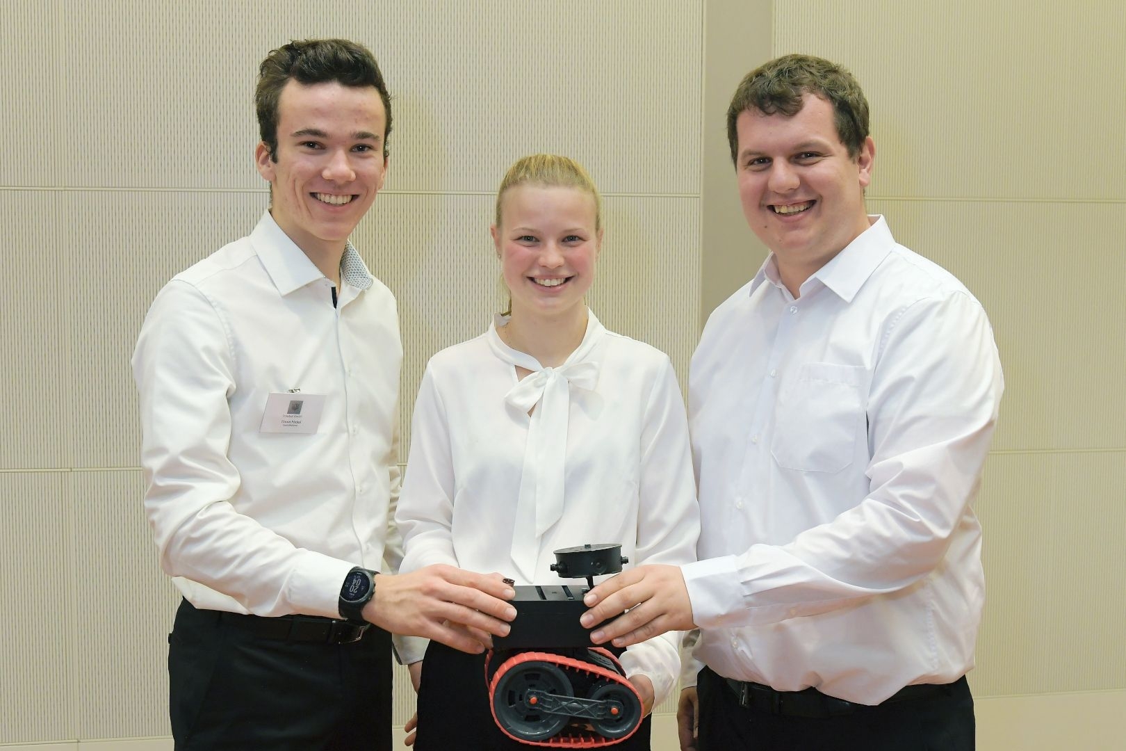 Drei Samstagsschüler präsentieren ihr Projekt: einen Roboter.