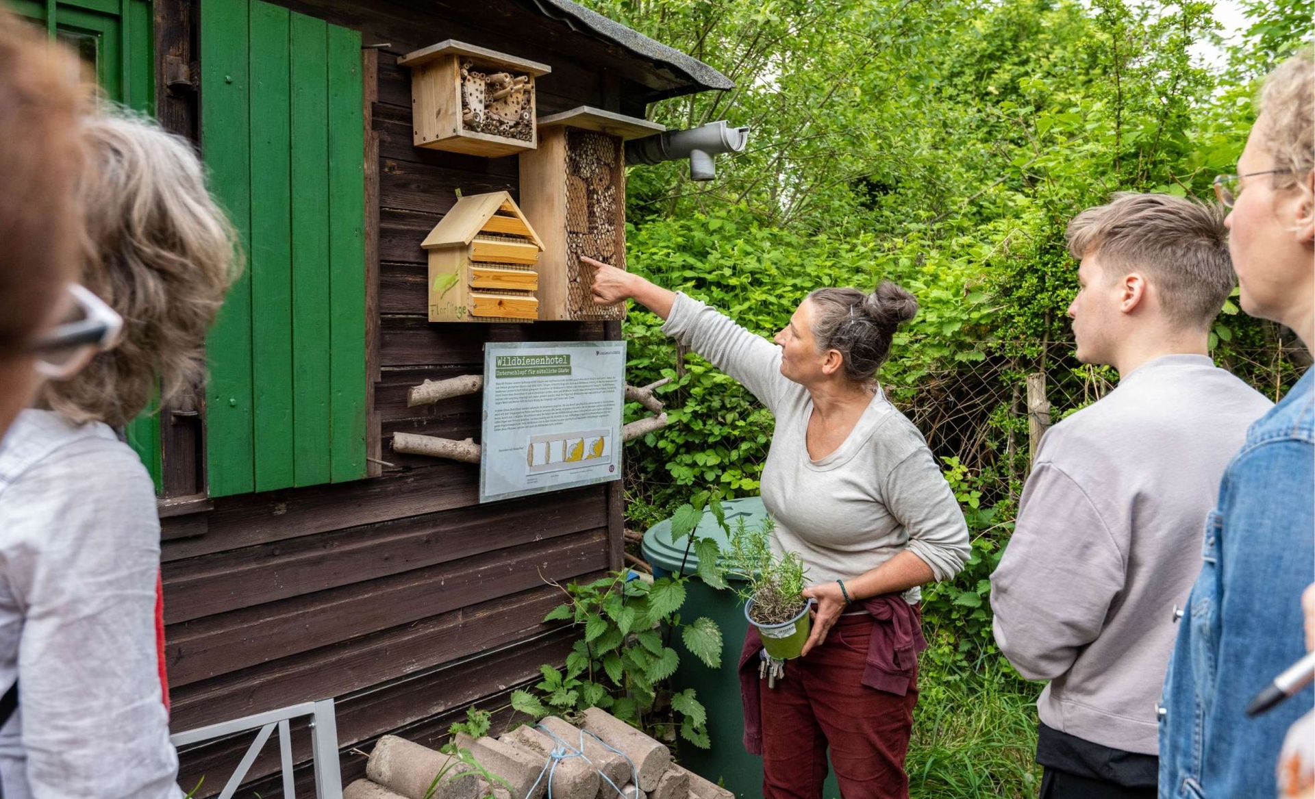 Teilnehmerinnen und Teilnehmer des Programms Nachhaltigkeitspraktiker beim Nachhaltigkeitpraktiker-Salon in der Natur.