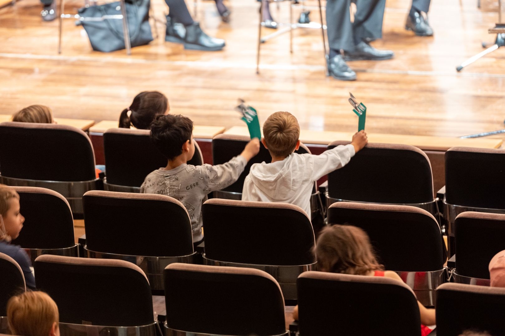 Zwei Kita-Kinder in der Alten Oper Frankfurt.