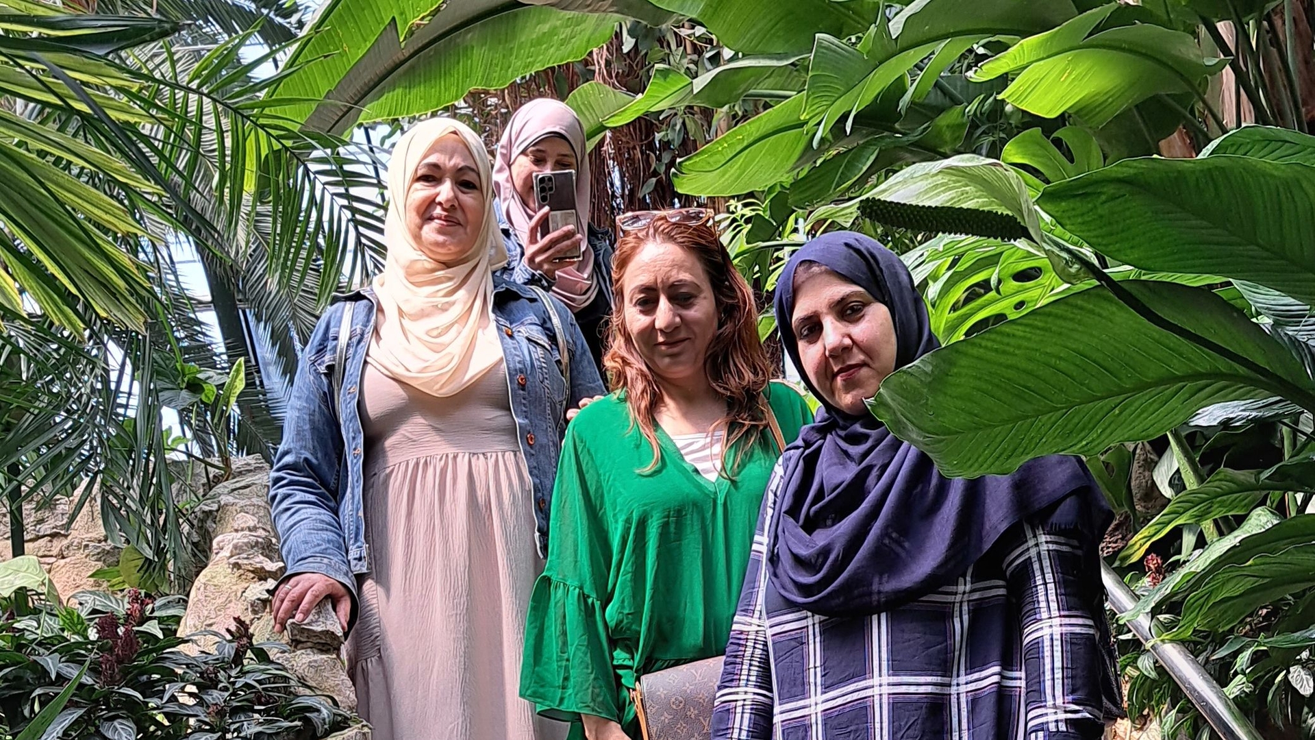 Gruppenbild von vier Frauen.